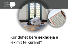 A duhet të bëhet sexhdeja e tilavetit sapo lexohet ajeti i sexhdes, apo lejohet të vonohet deri në fund të leximit?